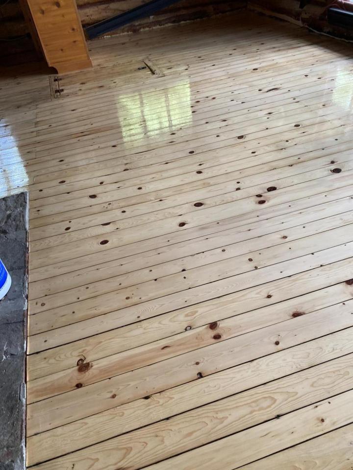 Floor Varnishing in Saint-Jacques